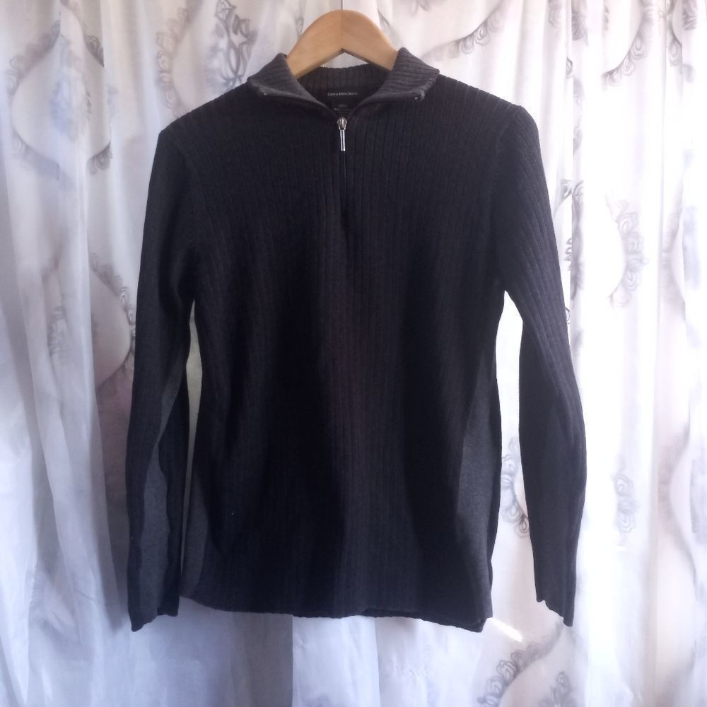 Calvin Klein jeans sweater size small ( Bag X )